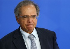 Servidor não pode ficar em casa, com geladeira cheia, enquanto brasileiros perdem emprego, diz Guedes