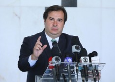 Maia pede paciência com pedidos de impeachment de Bolsonaro