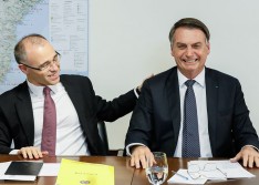 Bolsonaro nomeia André Mendonça na Justiça e Alexandre Ramagem para PF