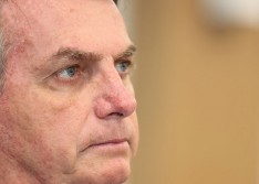 Advogados pedem que STF investigue Bolsonaro por furar isolamento social da Covid-19