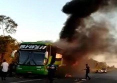 Ônibus da Trans Brasil vindo com passageiros de SP pega fogo no Sul do Piauí