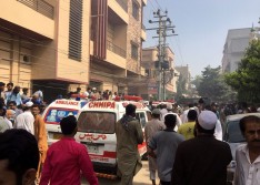 Avião com mais de 100 pessoas cai em área residencial no Paquistão