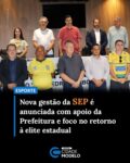 A Sociedade Esportiva de Picos (SEP) inicia uma nova fase em sua trajetória esportiva.

Em coletiva de imprensa realizada na manhã desta quarta-feira (24), no plenário da Câmara Municipal de Picos, foi anunciada a nova gestão do departamento profissional do clube, além da formalização de uma parceria entre a equipe e a Prefeitura Municipal de Picos visando a disputa da Série B do Campeonato Piauiense de 2026.

O evento reuniu representantes da administração municipal, vereadores, dirigentes esportivos, membros da imprensa, torcedores e autoridades locais.

Participaram da solenidade o prefeito Pablo Santos, o secretário municipal de Governo, Júnior Santos, a secretária municipal de Esportes, Layana Rufino, o presidente da SEP, Ronaldo Rodrigues, além de integrantes da nova comissão responsável pela condução do clube.

Prefeitura assume participação ativa no futebol profissional

Durante o anúncio, foi confirmada uma reformulação na estrutura administrativa da SEP.

O presidente Ronaldo Rodrigues permanece à frente da instituição, mas passará a concentrar os trabalhos nas categorias de base.

Já o departamento profissional ficará sob a responsabilidade de Waldemar dos Santos Júnior, o Dr. Júnior, que retorna ao clube após ter atuado como dirigente da equipe na década de 1990.

Segundo o secretário municipal de Governo, Júnior Santos, a parceria representa um compromisso assumido pelo prefeito Pablo Santos desde o início da gestão.

“Essa parceria vai fortalecer a Sociedade Esportiva de Picos. Nós entramos em um consenso com o presidente Ronaldo, onde estamos assumindo a gestão para fazer um time forte. Já contratamos treinador, equipe técnica, desde quando o prefeito nos deu carta branca para trabalhar”, afirmou.