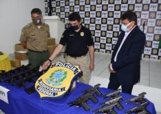 Polícia Militar e Corpo de Bombeiros recebem armas e equipamentos doadas pela PRF