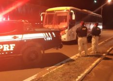 PRF apreende ônibus clonado com dívidas de R$ 21 mil em Picos