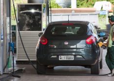 Petrobras sobe preço da gasolina em 10% nas refinarias
