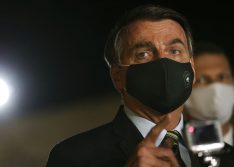 Bolsonaro sanciona lei que torna obrigatório o uso de máscara