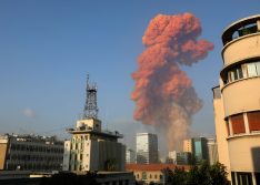 Grande explosão atinge área portuária de Beirute; governo cita ao menos 50 mortos