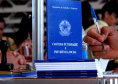 Bolsonaro prorroga programa de redução de salários por 6 meses