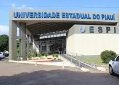 Uespi lança edital de concurso com 65 vagas para professor formador