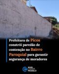 A Prefeitura de Picos, através da Secretaria Municipal de Obras, Habitação e Urbanismo, concluiu a construção de uma importante obra de contenção em uma área de encosta no Bairro Paroquial. A intervenção emergencial foi realizada com o objetivo de conter o solo e reestabelecer a segurança na comunidade após um desmoronamento registrado no local no último dia 29 de abril.

O incidente ocorreu quando uma infiltração provocada por um vazamento no cano geral da empresa Águas do Piauí causou o deslizamento de terra. Na época, os moradores atingidos relataram que aguardavam há cerca de três meses pela presença de uma equipe da concessionária para reparar o vazamento e que haviam aberto diversas reclamações. A falta de manutenção do encanamento que passava por baixo do morro resultou na instabilidade do solo e no desabamento, o que culminou na interdição de seis residências por parte da Defesa Civil Municipal.

Para solucionar o problema de forma definitiva e eliminar os riscos, a Prefeitura de Picos projetou e executou uma estrutura de engenharia de alta resistência. Segundo o secretário municipal de Obras, Habitação e Urbanismo, Marlon Bezerra, a pasta construiu no local um paredão de 22 metros de comprimento por quatro metros de altura, o que garante a sustentação necessária para a encosta.

O gestor destacou ainda que a estrutura construída é extremamente robusta, sendo toda feita em concreto armado com malhas de aço para oferecer maior resistência e garantir a segurança das famílias que residem nas proximidades. Além da base reforçada, a obra recebeu a instalação de canos específicos para a drenagem de águas, sistema fundamental para escoar o fluxo pluvial e evitar o acúmulo de umidade no terreno, prevenindo novos transtornos no Bairro Paroquial.