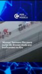 Rio de Janeiro - Imagens feitas pela polícia mostram uma grande quantidade de pessoas em uma quadra onde estava sendo dado um curso de operação de drones há duas semanas. As aulas seriam dadas por traficantes no Complexo da Penha, na Zona Norte do Rio, segundo as investigações.
A capacitação faz parte do avanço do uso desses equipamentos pelo crime organizado, que passou a adaptar drones para lançar granadas contra rivais, de acordo com a polícia.

Além de serem usados em ataques, os drones também têm provocado preocupação entre pilotos porque alguns equipamentos já foram identificados sobrevoando áreas próximas às rotas de helicópteros e aeronaves que chegam e saem do Aeroporto de Jacarepaguá, na Zona Oeste.

Em caso de colisão, o impacto pode provocar danos graves e até deixar uma aeronave incontrolável, segundo um piloto ouvido pelo RJ2. Fonte: Portal g1