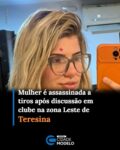 Uma mulher identificada como Rafaella Cabral foi morta a tiros na tarde deste domingo (20), em um clube localizado no bairro Satélite, na zona Leste de Teresina. Segundo a Polícia Militar, o crime ocorreu após uma discussão nas proximidades do estabelecimento.

Uma equipe do 29º Batalhão da Polícia Militar (29º BPM) foi acionada e ao chegar ao local, os policiais encontraram Rafaella caída sem sinais vitais. A área foi isolada e preservada para o trabalho da perícia.

Segundo o relato de uma testemunha repassado à PM, uma discussão teria começado nas proximidades do clube por causa de uma tomada. A testemunha contou que estava dentro do estabelecimento com o pai e a madrasta quando percebeu o desentendimento.

Ainda conforme o relato, uma mulher loira esteve no bar para pedir água para o filho e, posteriormente, voltou para as proximidades de onde ocorria a discussão. Em determinado momento, ela teria seguido em direção à área da piscina e deixado de ser vista pela testemunha.

A testemunha relatou que, segundo informações, várias pessoas acompanharam a mulher até a saída do clube. No local, dois homens teriam efetuado disparos contra Rafaella.

A mulher afirmou ter ouvido os tiros e visto as pessoas correrem para dentro do bar em busca de proteção. Ela também contou que ajudou a fechar os portões do estabelecimento e permaneceu abrigada no local.

Ela também afirmou que não presenciou diretamente o momento dos disparos e, por isso, não conseguiu identificar os possíveis autores.

O pai da vítima esteve no local e confirmou a identidade da mulher. Ele disse à polícia que não sabia informar o que teria motivado o crime.

Passagens pela polícia
A reportagem apurou que Rafaella Cabral tinha registros policiais anteriores, incluindo ocorrências relacionadas a tráfico de drogas e porte ilegal de arma de fogo. Também havia um mandado de prisão contra ela.

Ainda segundo informações, Rafaella seria suspeita de manter um sistema de entrega de drogas por meio de delivery e teria ligação com uma facção criminosa.

Já a motivação do crime pode estar relacionada a disputas entre grupos criminosos. Fonte: Cidade Verde