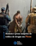 Um homem identificado pelas iniciais J. G. da S. foi preso por suspeita de tráfico de drogas na tarde desta segunda-feira (21), no Centro de Picos, no Sul do Piauí. A ocorrência foi registrada por volta das 17h, na Rua Frei Ibiapina.

Segundo informações da Polícia Militar, equipes da 3ª Companhia do Batalhão Especializado de Policiamento do Interior (BEPI), com apoio da Força Tática do 4º BPM, receberam informações sobre a prática de tráfico de drogas em uma obra localizada no beco da chamada Rua Nova.

As equipes foram até o local e, conforme o registro da ocorrência, visualizaram dois indivíduos comprando entorpecentes de J. G. da S. Ao perceber a aproximação dos policiais, o suspeito teria se desfeito de uma sacola contendo drogas e dinheiro.

Durante a abordagem, os policiais localizaram a sacola com sete invólucros médios e 16 pequenos de substância análoga à maconha, 33 invólucros de substância análoga ao crack e 69 invólucros de substância análoga à cocaína, além de R$ 226 em dinheiro.

Ainda conforme a polícia, durante a abordagem, o próprio suspeito teria indicado outro local onde havia mais entorpecentes escondidos.

Diante dos fatos, J. G. da S. recebeu voz de prisão e foi conduzido à Central de Flagrantes da Polícia Civil de Picos, onde foram adotados os procedimentos cabíveis. A ocorrência foi registrada como tráfico de drogas, previsto no artigo 33 da Lei nº 11.343/2006. Fonte:  Cidades na Net