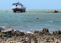 Barco carregado de caixas de cigarros contrabandeados encalha no litoral do Piauí