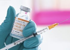 Anvisa aprova retomada de testes da vacina de Oxford para Covid-19