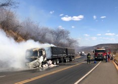 Picos: carreta com com fertilizantes é destruída pelo fogo na BR-316