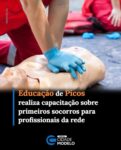 A Secretaria Municipal de Educação de Picos promoverá, nesta sexta-feira (23), uma capacitação em primeiros socorros voltada aos professores de Educação Física e auxiliares de atividades educacionais da rede municipal de ensino.

A formação será realizada em parceria com a guarnição dos Bombeiros Civis de Picos, com o objetivo de preparar os profissionais para agir com segurança e rapidez diante de situações de emergência nas escolas.

A capacitação acontecerá no Picoense Clube, em dois turnos: das 8h às 12h e das 13h às 17h. A programação contempla orientações teóricas e práticas sobre procedimentos essenciais para o atendimento inicial em diferentes ocorrências que podem acontecer no ambiente escolar.

Entre os temas abordados estão traumas e lesões, como luxações, entorses e contusões; manobra de Heimlich, utilizada em casos de engasgo, especialmente em crianças e adolescentes; parada cardiorrespiratória (PCR) e prática de reanimação cardiopulmonar (RCP). Os participantes também receberão orientações sobre como proceder diante de desmaios, crises convulsivas e casos de insolação.

A iniciativa está alinhada à Lei Lucas (Lei nº 13.722/2018), que estabelece a obrigatoriedade da capacitação em noções básicas de primeiros socorros para professores e funcionários de estabelecimentos de ensino e recreação infantil.

Com a formação, a Educação de Picos busca fortalecer a prevenção e a segurança no ambiente escolar, ampliando o preparo dos profissionais para reconhecer situações de risco e prestar os primeiros cuidados até a chegada do atendimento especializado.

A ação reforça a importância da formação continuada dos profissionais da educação e do cuidado com a saúde e o bem-estar dos estudantes da rede de ensino de Picos.