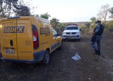 Criminosos roubam carga de carro dos Correios e fazem funcionário refém em Teresina