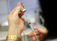 Vacina falsa contra covid-19 é vendida no Brasil, alerta Anvisa