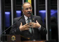 Bolsonaro tira senador de cargo de liderança e tenta se desvincular de flagra de dinheiro entre as nádegas