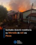 Um incêndio de grandes proporções destruiu uma residência na madrugada desta quarta-feira (07) no bairro Morada do Sol, em Picos, no Piauí. Pelas imagens, é possível perceber que o imóvel foi tomado pelas chamas com perda total de móveis. A casa pertencia a um casal de idosos que trabalham com reciclagem.

Em um dos vídeos que circulam nas redes sociais, é possível ver o idoso entrando na casa em chamas para retirar alguns eletrodomésticos. As chamas estavam altas e consumiam o imóvel, chegando a ameaçar casas que estavam ao lado.

O Corpo de Bombeiros foi acionado por volta das 4h30 da manhã e relatou que na chegada ao local foi constatado que o incêndio havia provocado danos de grande proporção, resultando na destruição total da edificação, incluindo o teto e o piso da residência, além de significativo comprometimento da estrutura.

“O incêndio também destruiu completamente a mobília e os demais bens existentes no interior do imóvel, entre eles eletrodomésticos, camas, guarda-roupas, rack e outros objetos. Também foi constatada a destruição da documentação física dos moradores, em decorrência da ação do fogo”, afirma o Corpo de Bombeiros em nota. 

Para o combate às chamas, foram empregadas duas linhas de mangueira e o canhão do Auto Bomba Tanque (ABT). As equipes realizaram as ações necessárias para o combate, controle e extinção completa do incêndio. Após a extinção, foi realizada uma insperção não sendo identificados novos focos de incêndio

A fumaça permaneceu no local devido a queima dos produtos, incluindo sacolas. Segundo o Corpo de Bombeiros, foi encontrada uma grande quantidade de sacolas e materiais acumulados no interior da residência. Ainda não é possível identificar o que causou o incêndio. Fonte: Cidade Verde