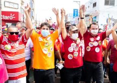 Em caminhada, Araujinho recebe apoio e carinho dos picoenses