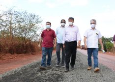 Wellington visita obras da rodovia que liga Picos à zona rural e entrega casas