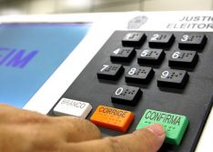 TSE permite que juiz use poder de polícia para retirar eleitor sem máscara da votação