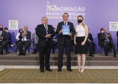 Bolsonaro assina Medida Provisória com R$ 20 bilhões para compra de vacinas