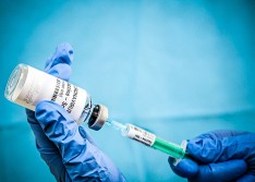 Em live, governador diz que vacinação pode ocorrer em janeiro e agendada pelo celular