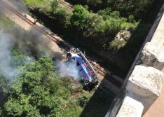 Ônibus cai de viaduto na BR-381 em MG, segundo bombeiros, há 16 mortos