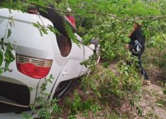 Homem morre e família fica ferida após carro capotar na PI 214