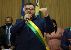 Prefeito exonera secretária que furou a fila da vacinação em Passagem Franca