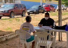 Sem sede própria, prefeito no interior do Piauí dá expediente no meio da rua
