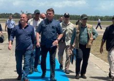 Em escala para o Ceará, Bolsonaro se encontra com Mão Santa em Parnaíba