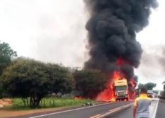 Caminhão carregado de óleo pega fogo e atinge casa na BR-230 no Piauí