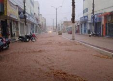 Ruas de Picos ficam alagadas após temporal