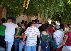 Vacinação para profissionais da saúde gera fila de espera e aglomeração em Picos
