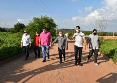 Araujinho visita obras de pavimentação em Picos