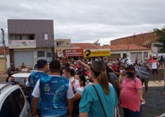 Picos: Idosos dormem na fila em busca da vacina contra a Covid