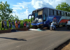 Ônibus com vários passageiros colide na traseira de carreta na BR-135 no Piauí