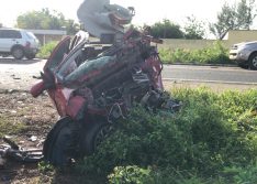 Homem morre esmagado após colisão frontal entre carro e carreta na BR-343