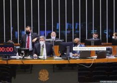 Câmara aprova projeto de lei que torna escolas serviços essenciais
