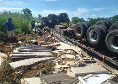 Carreta tomba na BR-135 e mata caminhoneiro; filho presenciou acidente