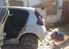 Mulher derruba muro de casa, abandona carro roubado e pistola da PM-PI é encontrada