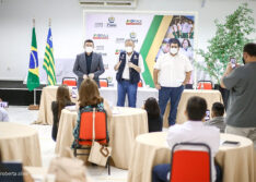 Vacinação de professores contra covid vai iniciar na terça (1º), confirma governo