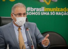 Avião com 1,5 milhão de doses da Janssen chega amanhã, diz ministro