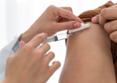 Vacinação em idosos resulta em queda de até 62% de óbitos por Covid-19
