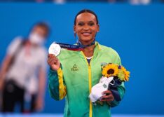 Rebeca Andrade conquista inédita prata para o Brasil na ginástica das Olimpíadas